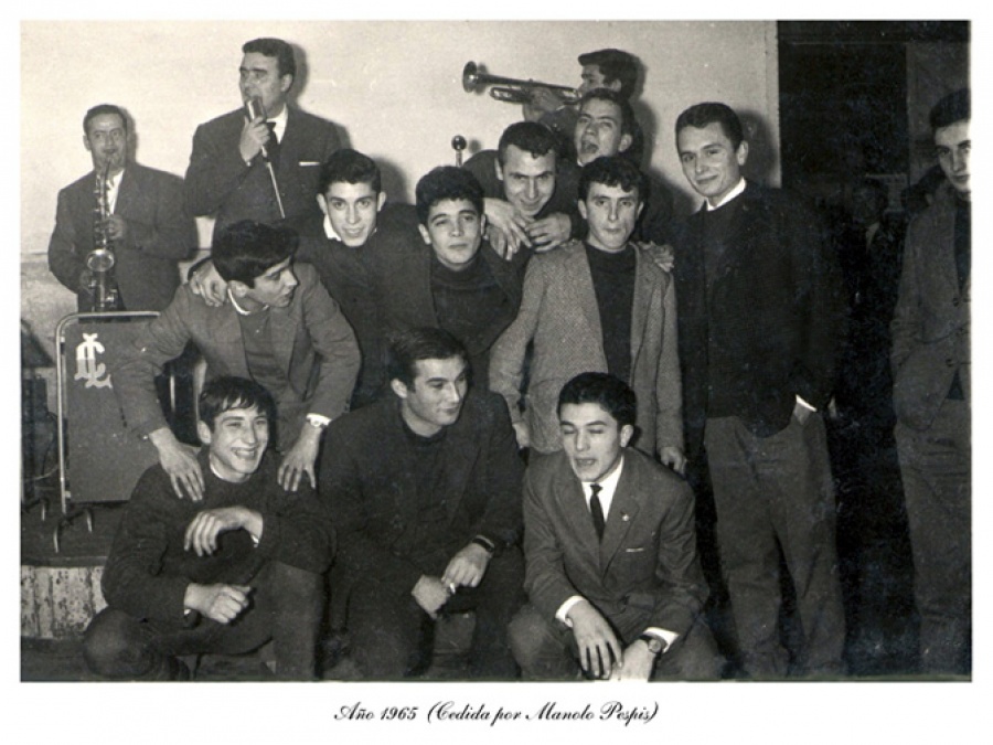 1965 - Posando con la orquesta